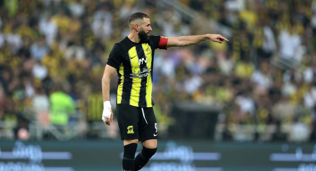 Benzema da instrucciones durante el Al-Ittihad y el Al-Ahli.