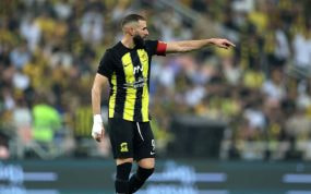 Benzema da instrucciones durante el Al-Ittihad y el Al-Ahli.