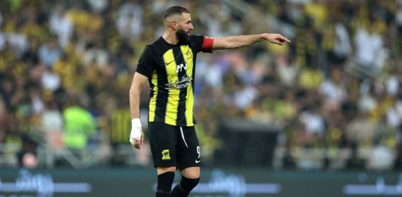 Benzema da instrucciones durante el Al-Ittihad y el Al-Ahli.