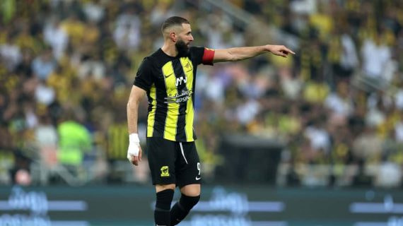 Benzema da instrucciones durante el Al-Ittihad y el Al-Ahli.