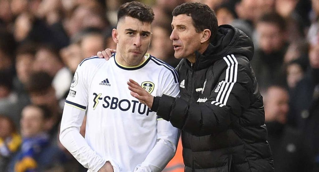 Marc Roca escucha a Javi Gracia durante un partido con el Leeds.