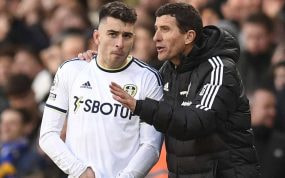Marc Roca escucha a Javi Gracia durante un partido con el Leeds.