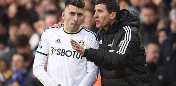 Marc Roca escucha a Javi Gracia durante un partido con el Leeds.