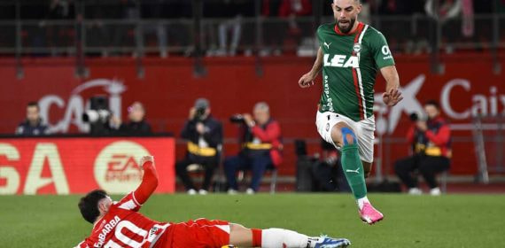 El alavesista Luis Rioja, en el partido ante el Almería.