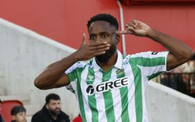 Cedric Bakambu celebra su gol ante el Mallorca.