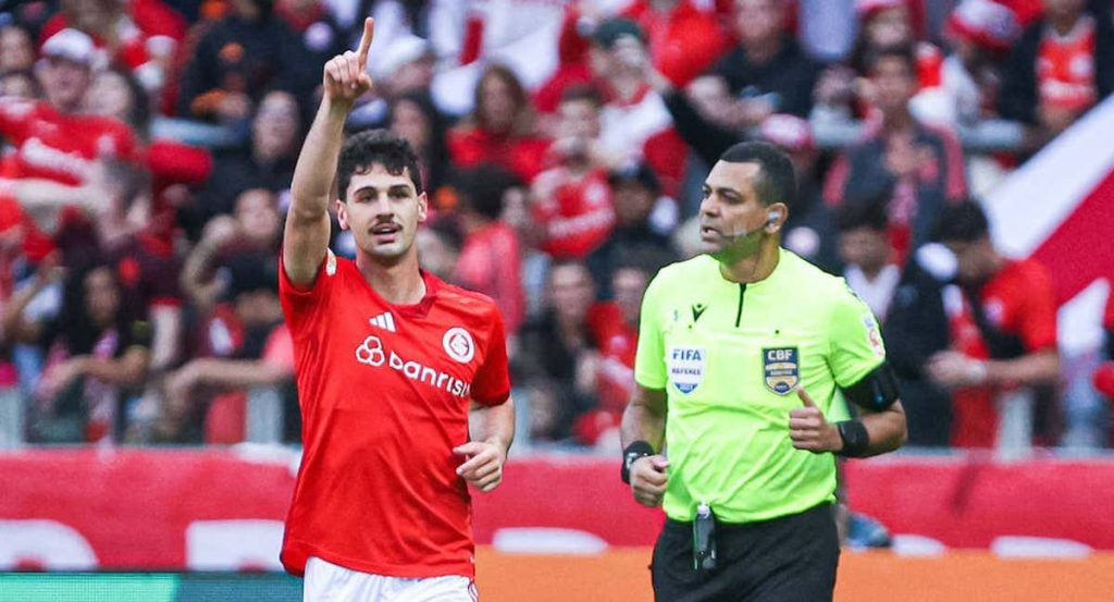 Johnny Cardoso, en un partido de Internacional.