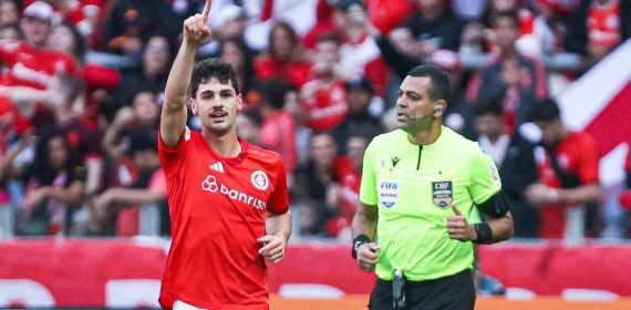 Johnny Cardoso, en un partido de Internacional.