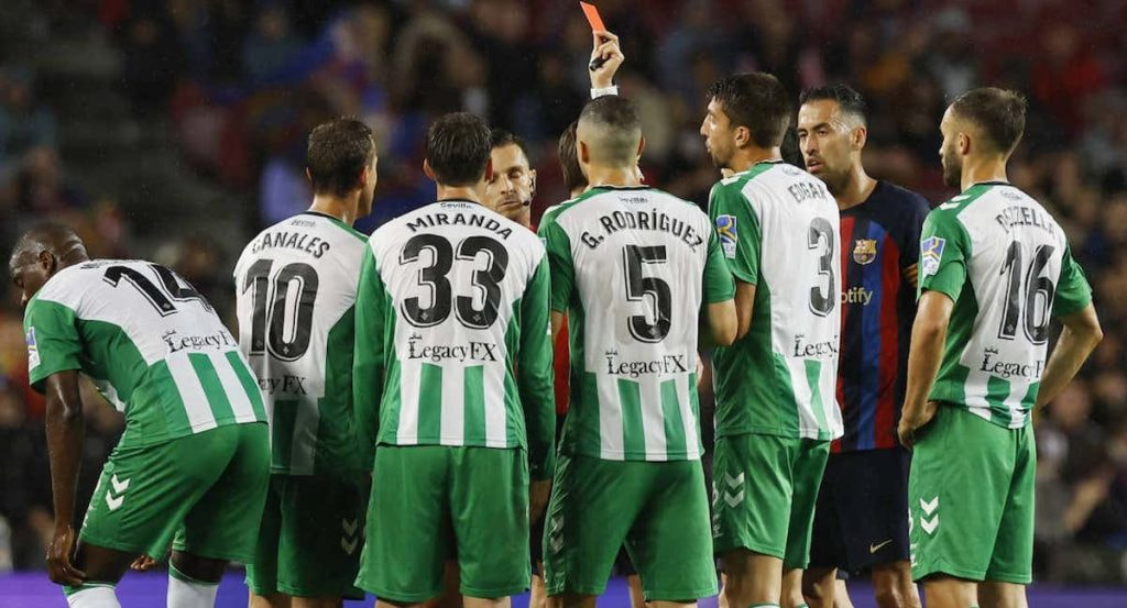 Los jugadores del Betis protestan a Del Cerro Grande tras la expulsión de Édgar.