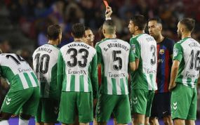 Los jugadores del Betis protestan a Del Cerro Grande tras la expulsión de Édgar.