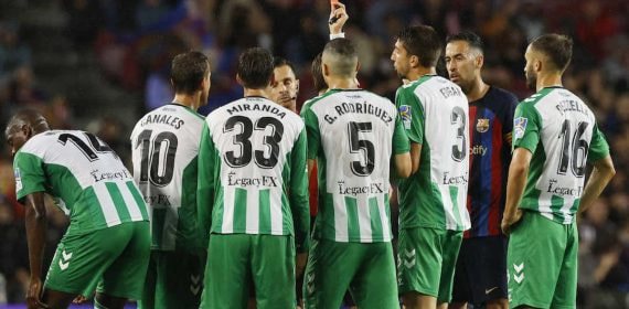 Los jugadores del Betis protestan a Del Cerro Grande tras la expulsión de Édgar.