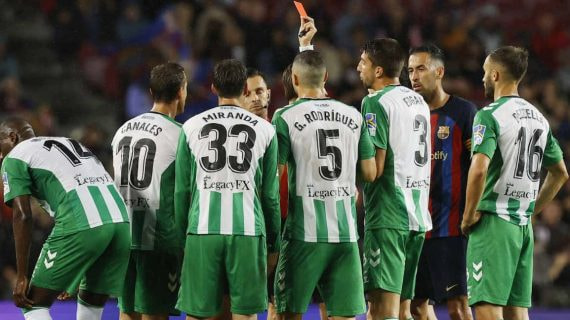 Los jugadores del Betis protestan a Del Cerro Grande tras la expulsión de Édgar.