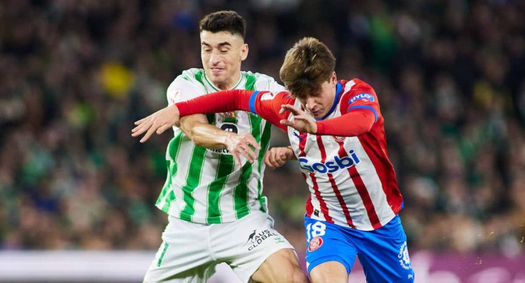 Marc Roca presiona a Pablo Torre en el Betis-Girona.