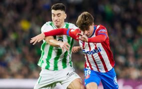Marc Roca presiona a Pablo Torre en el Betis-Girona.