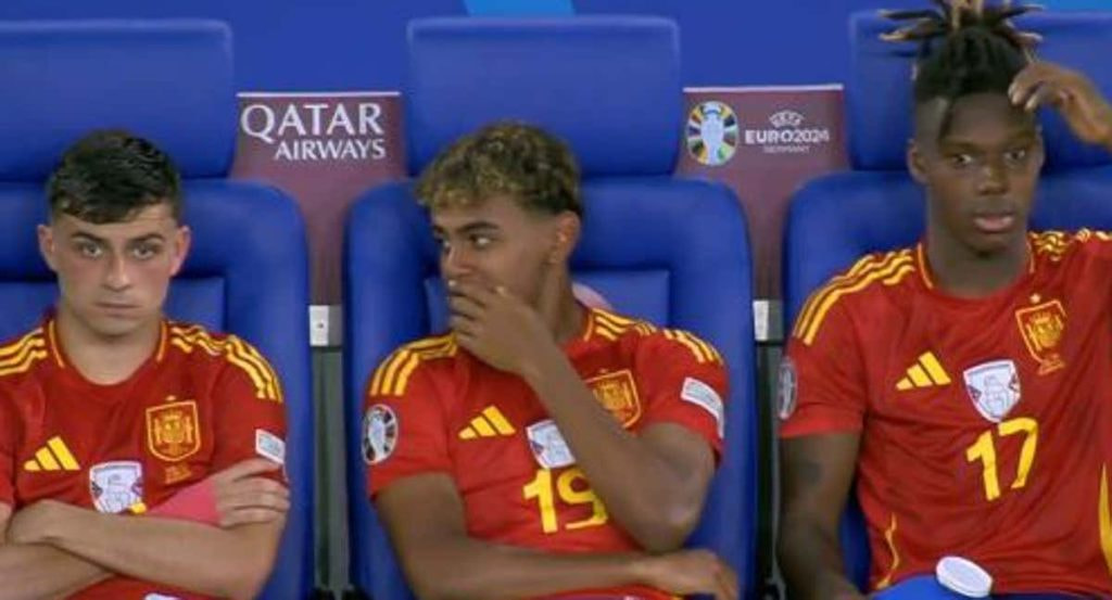 Pedri, Lamine y Nico Williams comparten confidencias en el banquillo de España.