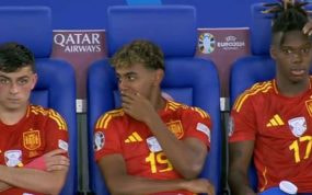 Pedri, Lamine y Nico Williams comparten confidencias en el banquillo de España.