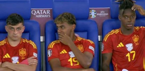 Pedri, Lamine y Nico Williams comparten confidencias en el banquillo de España.