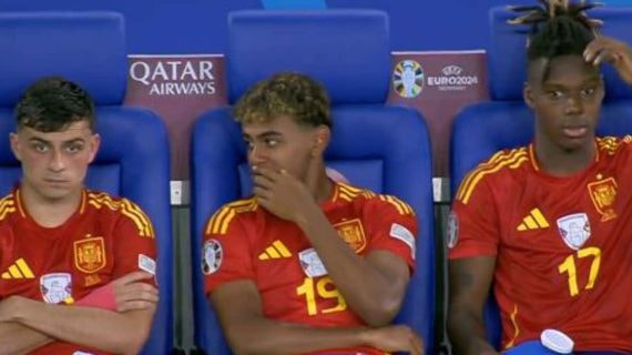 Pedri, Lamine y Nico Williams comparten confidencias en el banquillo de España.