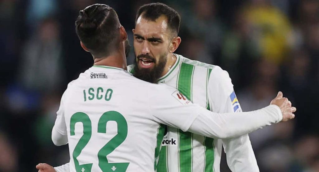 Borja Iglesias celebra un gol con Isco.
