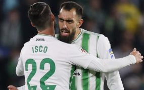 Borja Iglesias celebra un gol con Isco.