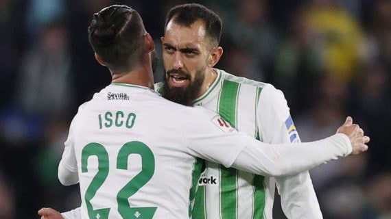 Borja Iglesias celebra un gol con Isco.