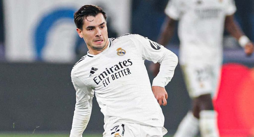 Brahim da un pase en el partido ante la Atalanta.