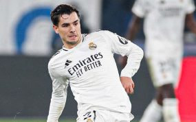 Brahim da un pase en el partido ante la Atalanta.