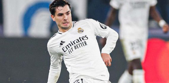 Brahim da un pase en el partido ante la Atalanta.