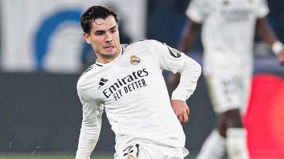 Brahim da un pase en el partido ante la Atalanta.