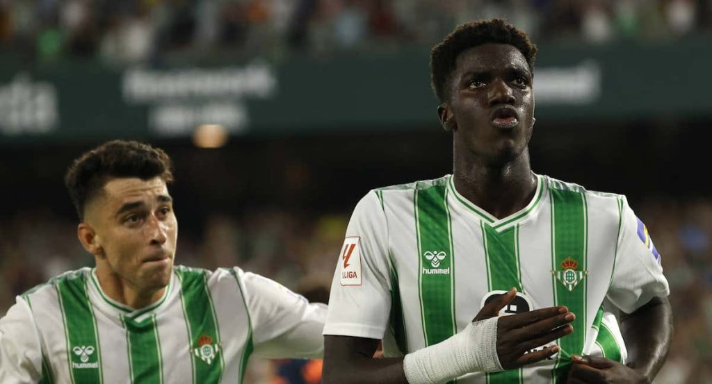 Assane Diao celebra un gol con el Betis.