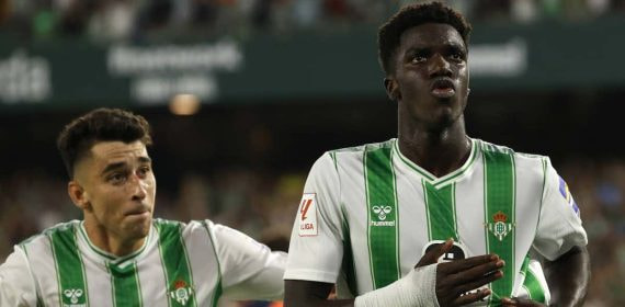 Assane Diao celebra un gol con el Betis.