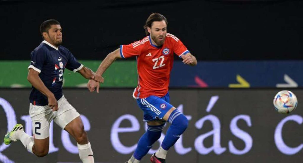 Ben Brereton jugando con Chile.