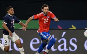 Ben Brereton jugando con Chile.