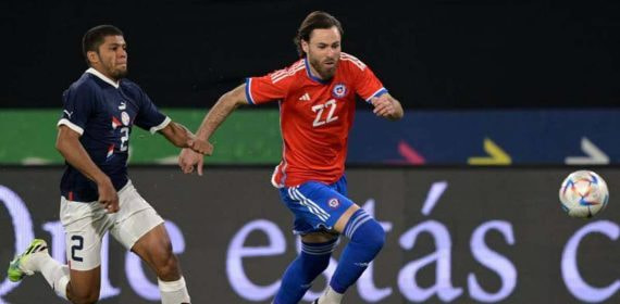 Ben Brereton jugando con Chile.