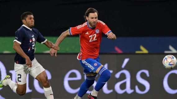 Ben Brereton jugando con Chile.