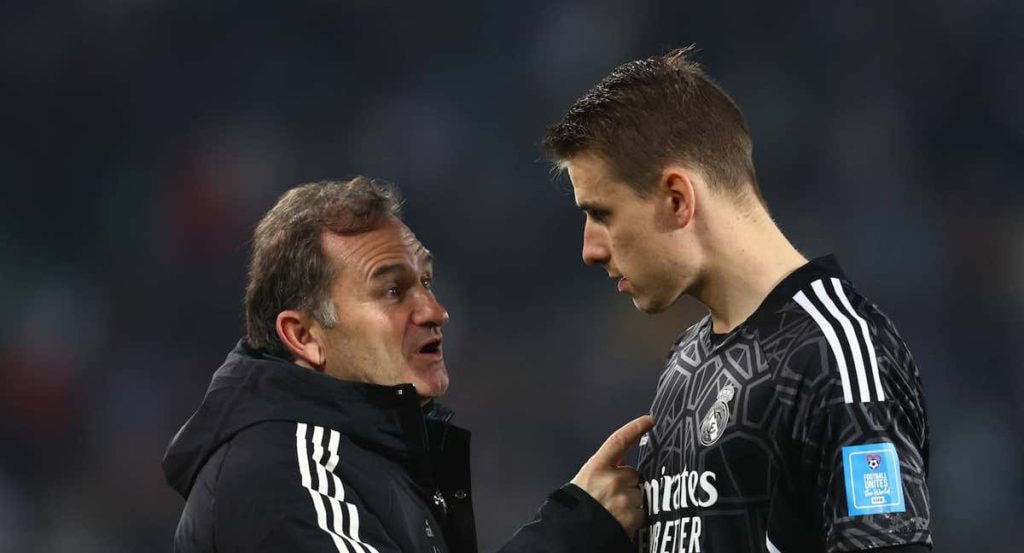 Llopis y Lunin hablan antes de un partido del Real Madrid.