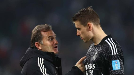 Llopis y Lunin hablan antes de un partido del Real Madrid.