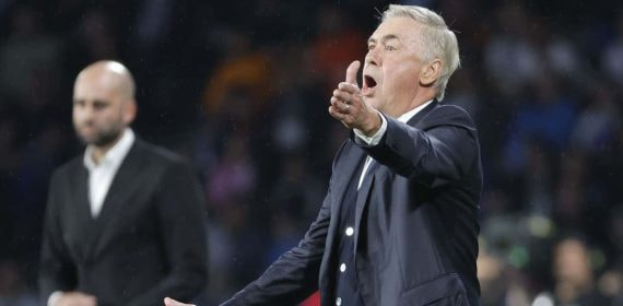 Carlo Ancelotti, enfadado con su equipo en Balaídos.