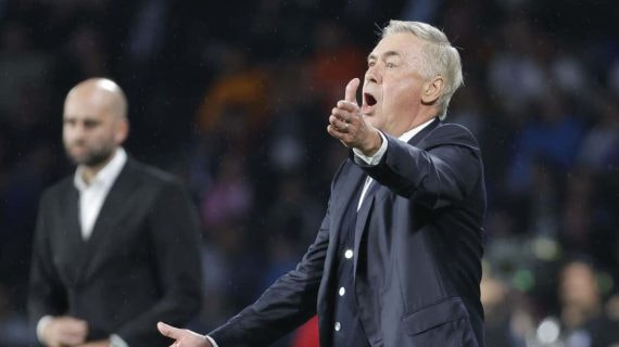 Carlo Ancelotti, enfadado con su equipo en Balaídos.