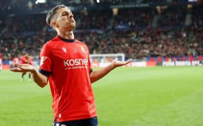 Bryan Zaragoza celebra un gol con Osasuna.