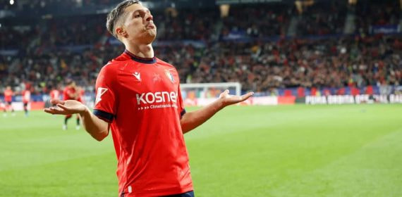 Bryan Zaragoza celebra un gol con Osasuna.