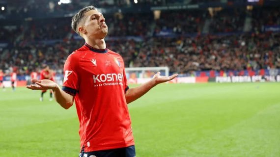 Bryan Zaragoza celebra un gol con Osasuna.
