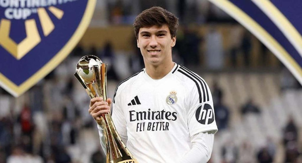Gonzalo García posa con la Intercontinental conquistada por el Real Madrid en Doha.