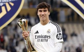 Gonzalo García posa con la Intercontinental conquistada por el Real Madrid en Doha.