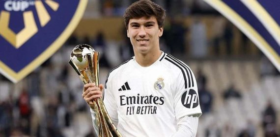 Gonzalo García posa con la Intercontinental conquistada por el Real Madrid en Doha.