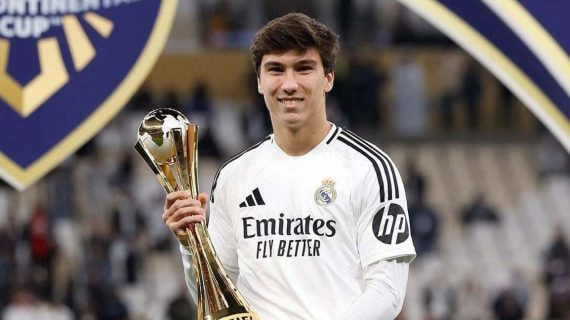 Gonzalo García posa con la Intercontinental conquistada por el Real Madrid en Doha.