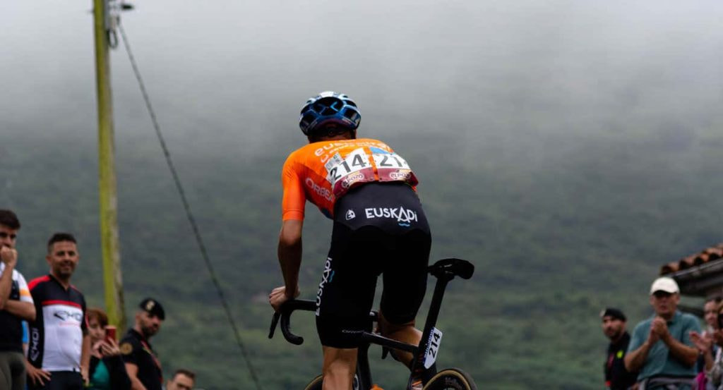 Un ciclista de Euskaltel-Euskadi escala el Colláu Fancuaya durante la pasada edición de la Vuelta a España.