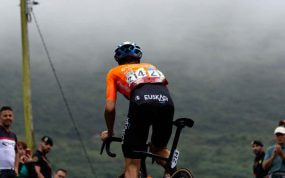 Un ciclista de Euskaltel-Euskadi escala el Colláu Fancuaya durante la pasada edición de la Vuelta a España.