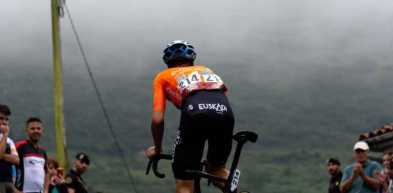 Un ciclista de Euskaltel-Euskadi escala el Colláu Fancuaya durante la pasada edición de la Vuelta a España.