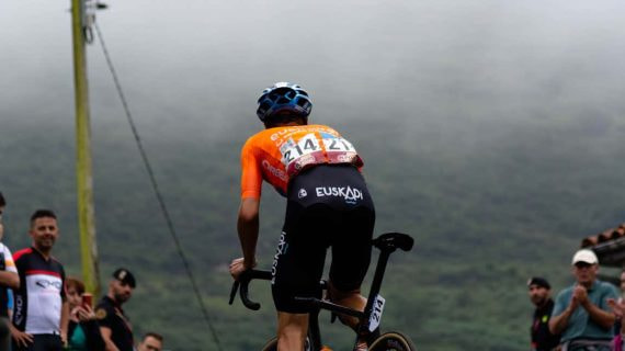 Un ciclista de Euskaltel-Euskadi escala el Colláu Fancuaya durante la pasada edición de la Vuelta a España.