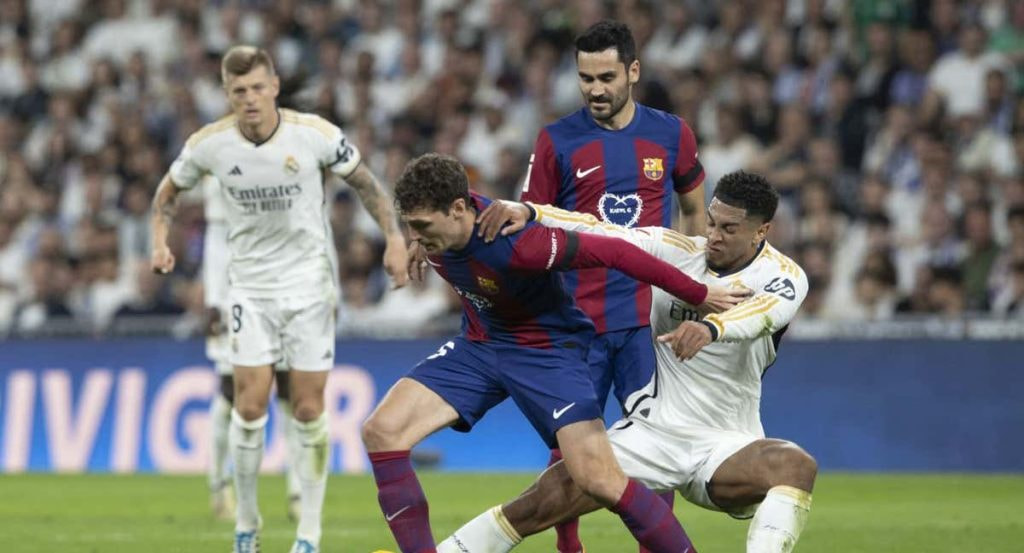 Andreas Christensen y Jude Bellingham pugnan por un balón en el último Clásico de LaLiga.